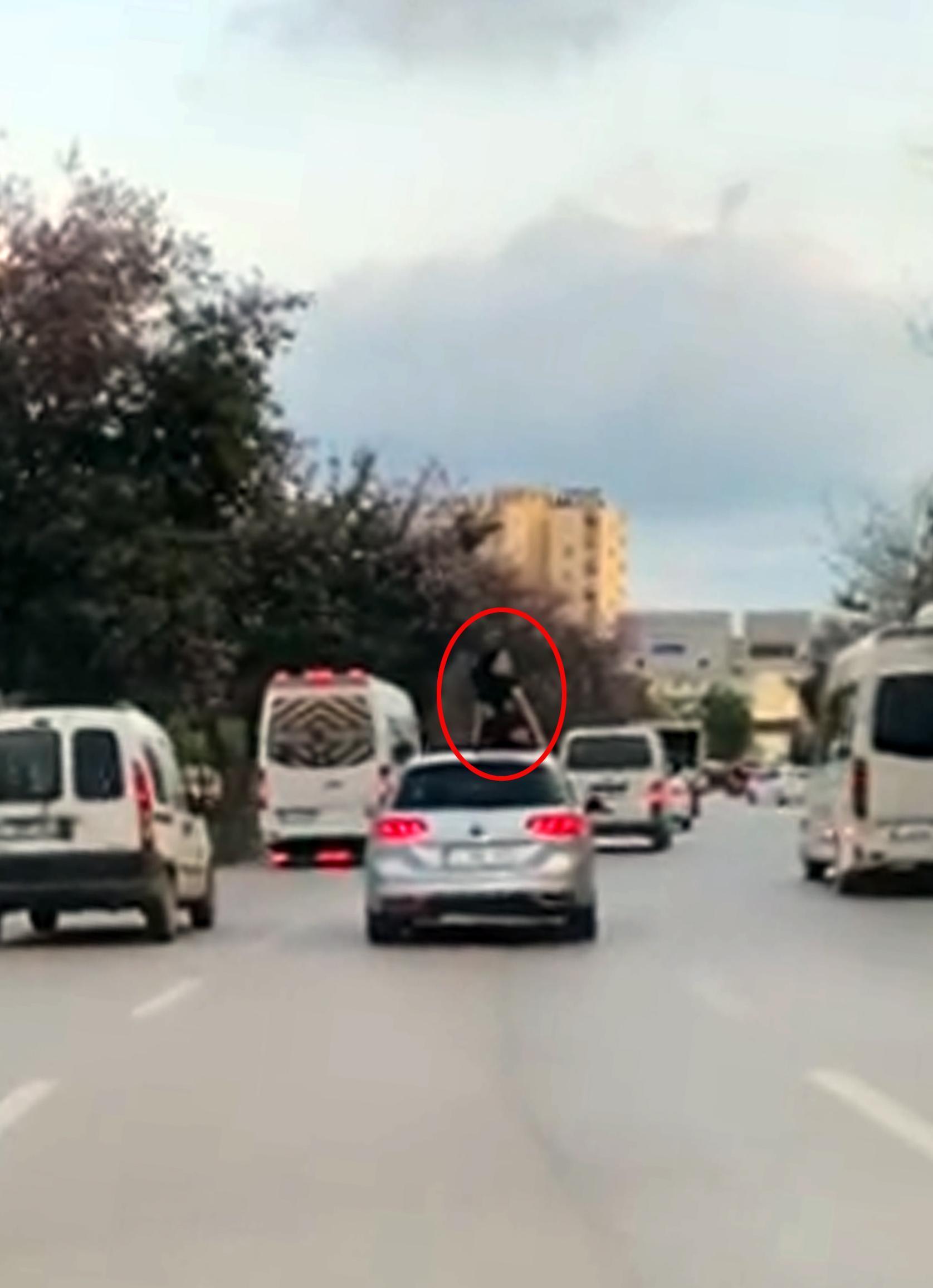 Seyir halindeki aracın üzerinde dans etti