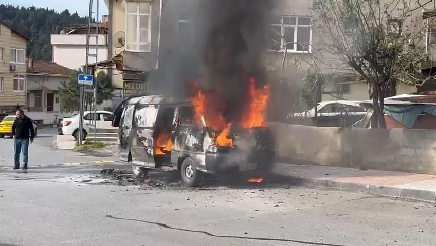Ataşehir’de hafif ticari araç alev alev yandı
