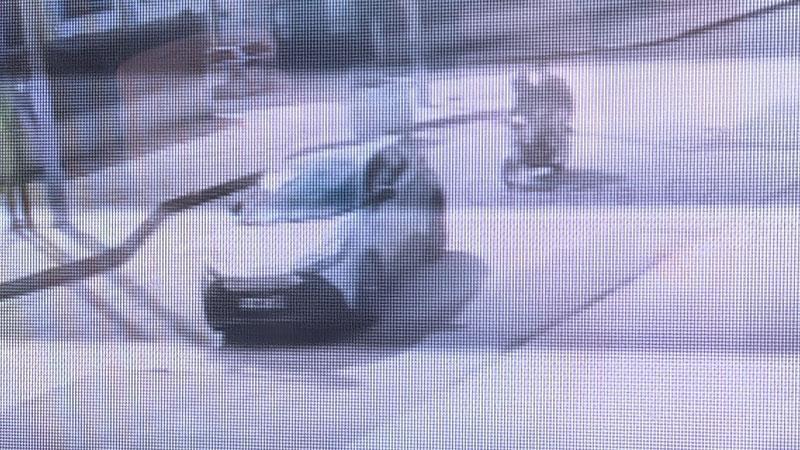 Otomobile arkadan çarpan motosikletteki 2 kişinin yaralandığı kaza kamerada