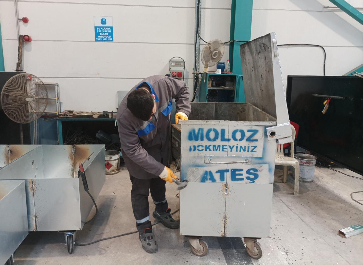 Kepez’de Kurban Bayramı öncesi çöp konteyneri seferberliği