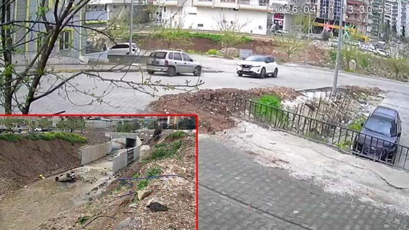 Park halindeki otomobilin hareket edip dereye düştüğü anlar kamerada