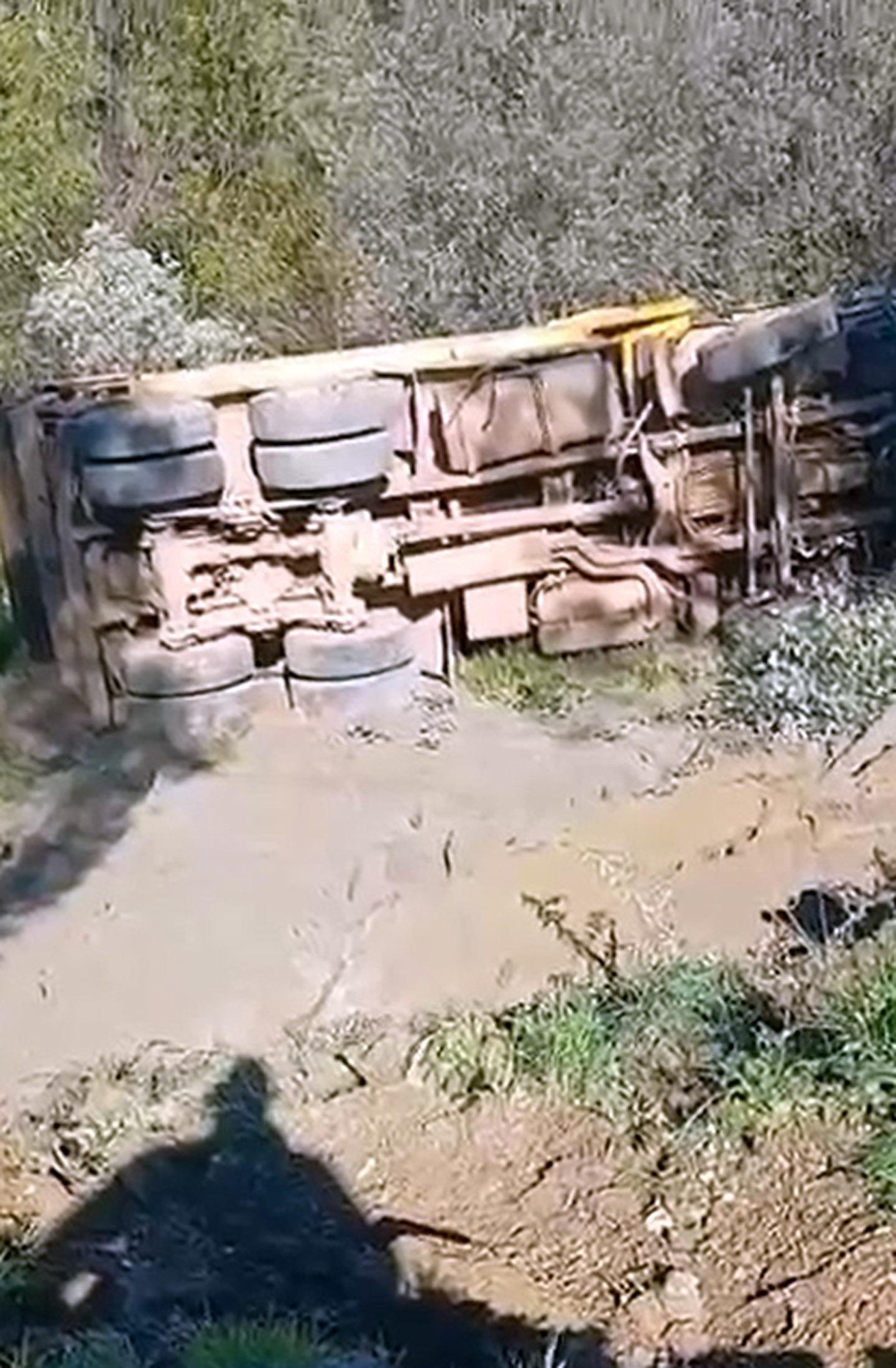 Şarampole devrilen kamyonun şoförü öldü