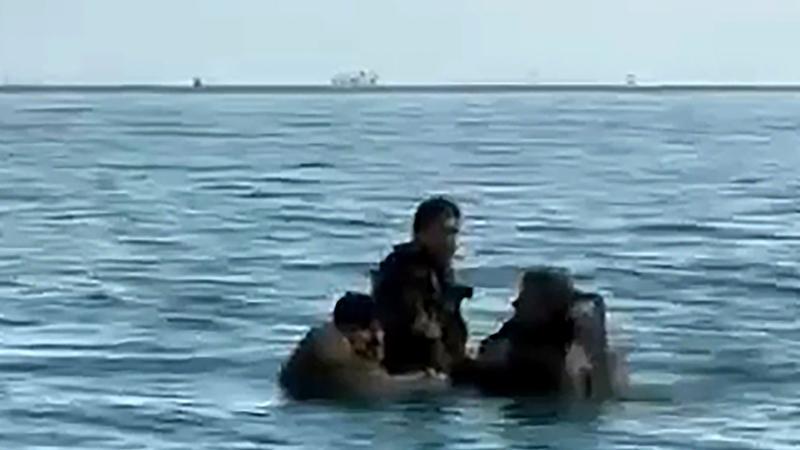 Su alan teknedeki 3 kişiyi, balıkçılar kurtardı Su alan teknedeki 3 kişiyi, balıkçılar kurtardı