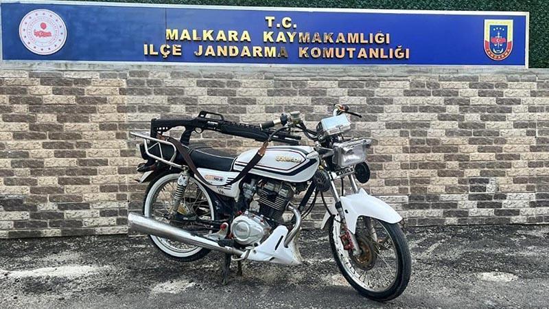 Tüfek ve motosikleti sanal medyada ‘ikisi de ruhsatsız’ notuyla paylaşan 2 kişiye gözaltı Tüfek ve motosikleti sanal medyada ‘ikisi de ruhsatsız’ notuyla paylaşan 2 kişiye gözaltı
