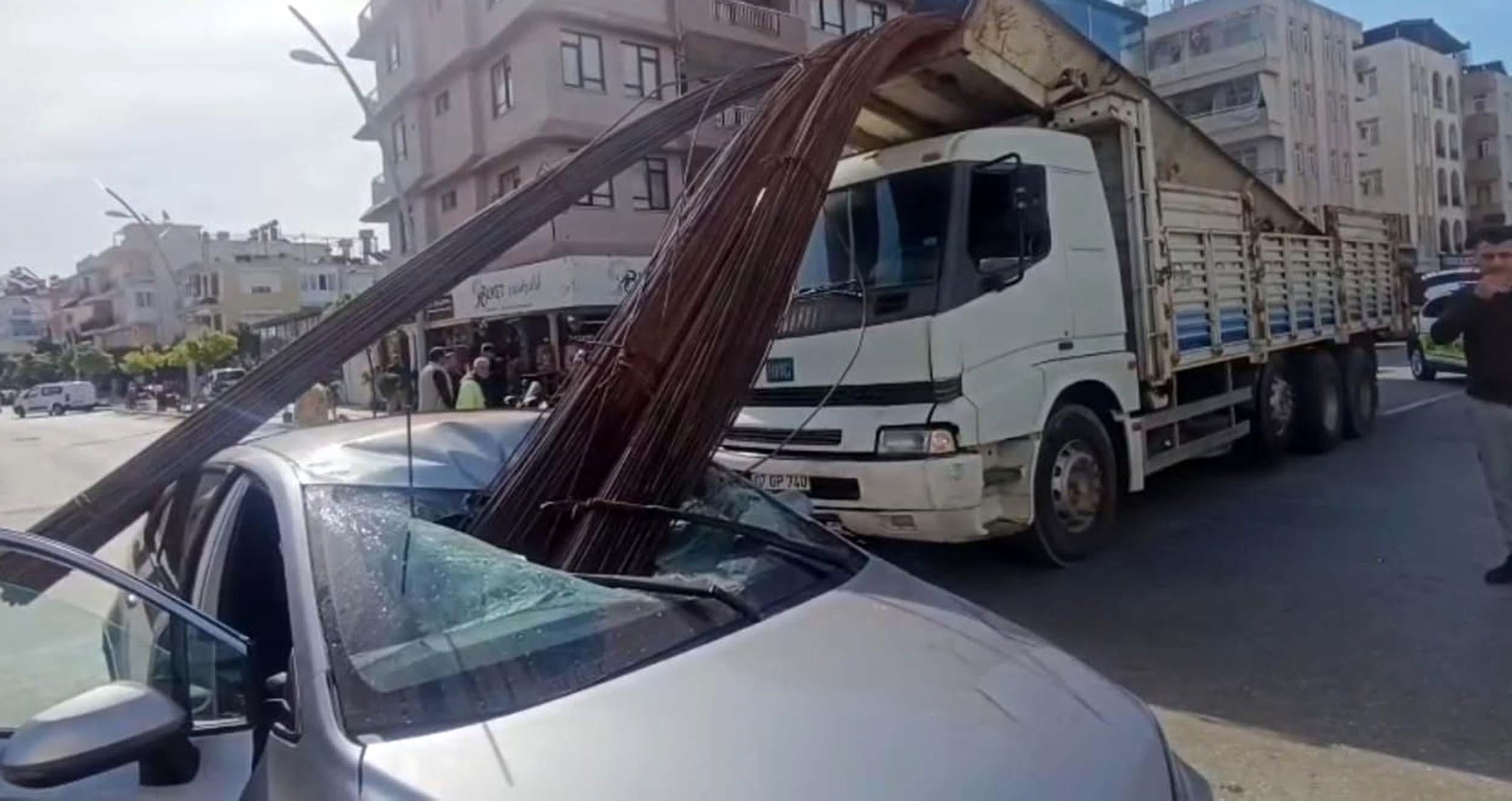 Kamyonun kasasından düşen inşaat demirleri, otomobilin tavanını deldi Kamyonun kasasından düşen inşaat demirleri, otomobilin tavanını deldi