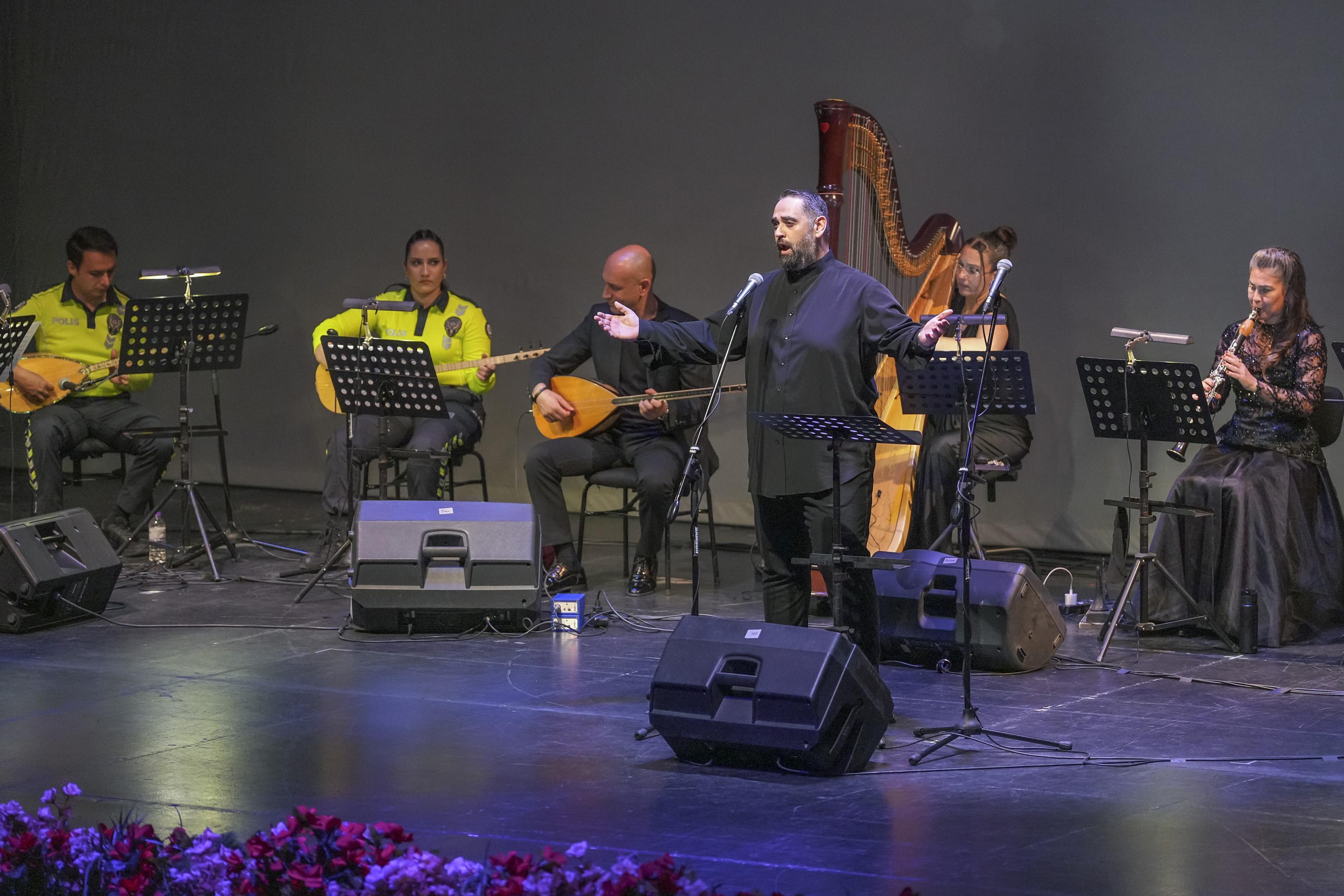 Antalya DOB ve polis korosu aynı sahnede Antalya DOB ve polis korosu aynı sahnede
