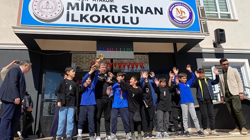 Eski milli futbolcu Tanju Çolak, Samsun’da öğrencilerle buluştu