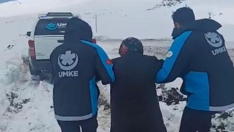 Kardan yolu kapanan köyde rahatsızlanan kadın için ekipler seferber oldu Kardan yolu kapanan köyde rahatsızlanan kadın için ekipler seferber oldu