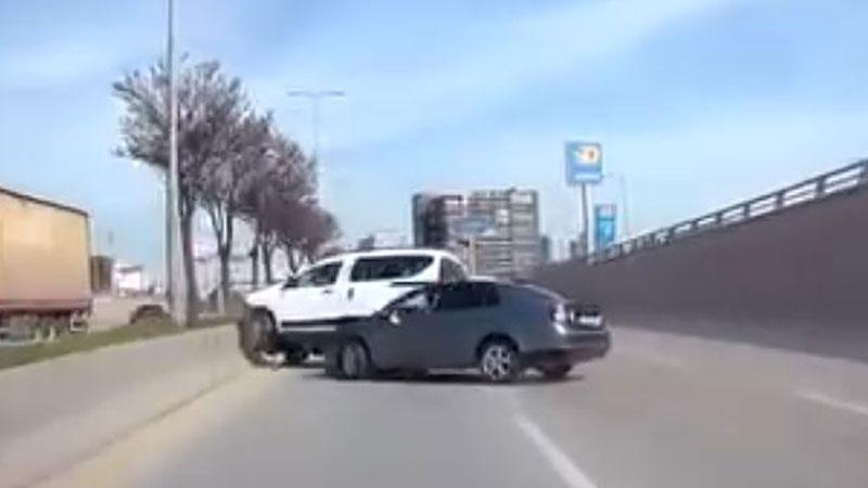 Ankara’da makas atan otomobil, hafif ticari araca çarptı: kaza anı kamerada