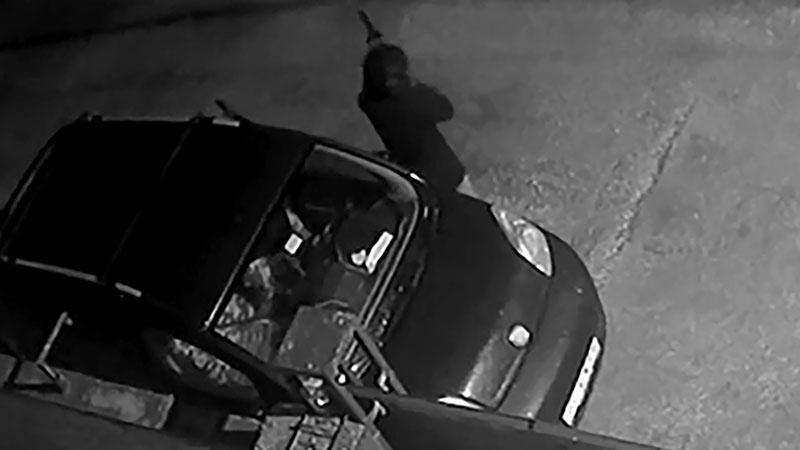 Kasklı şüphelinin pompalı tüfekle eve ateş açtığı anlar kamerada