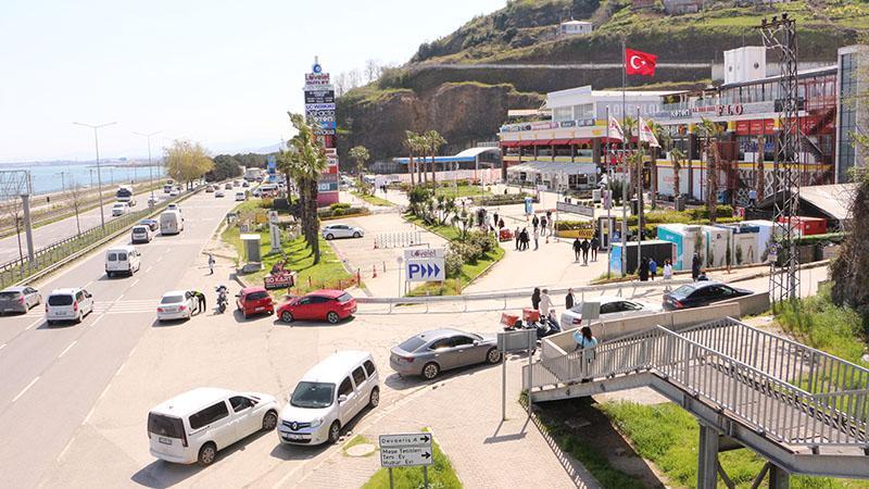 3 kişinin öldüğü heyelanın ardından bölgedeki AVM’nin araç giriş-çıkışları kapatıldı