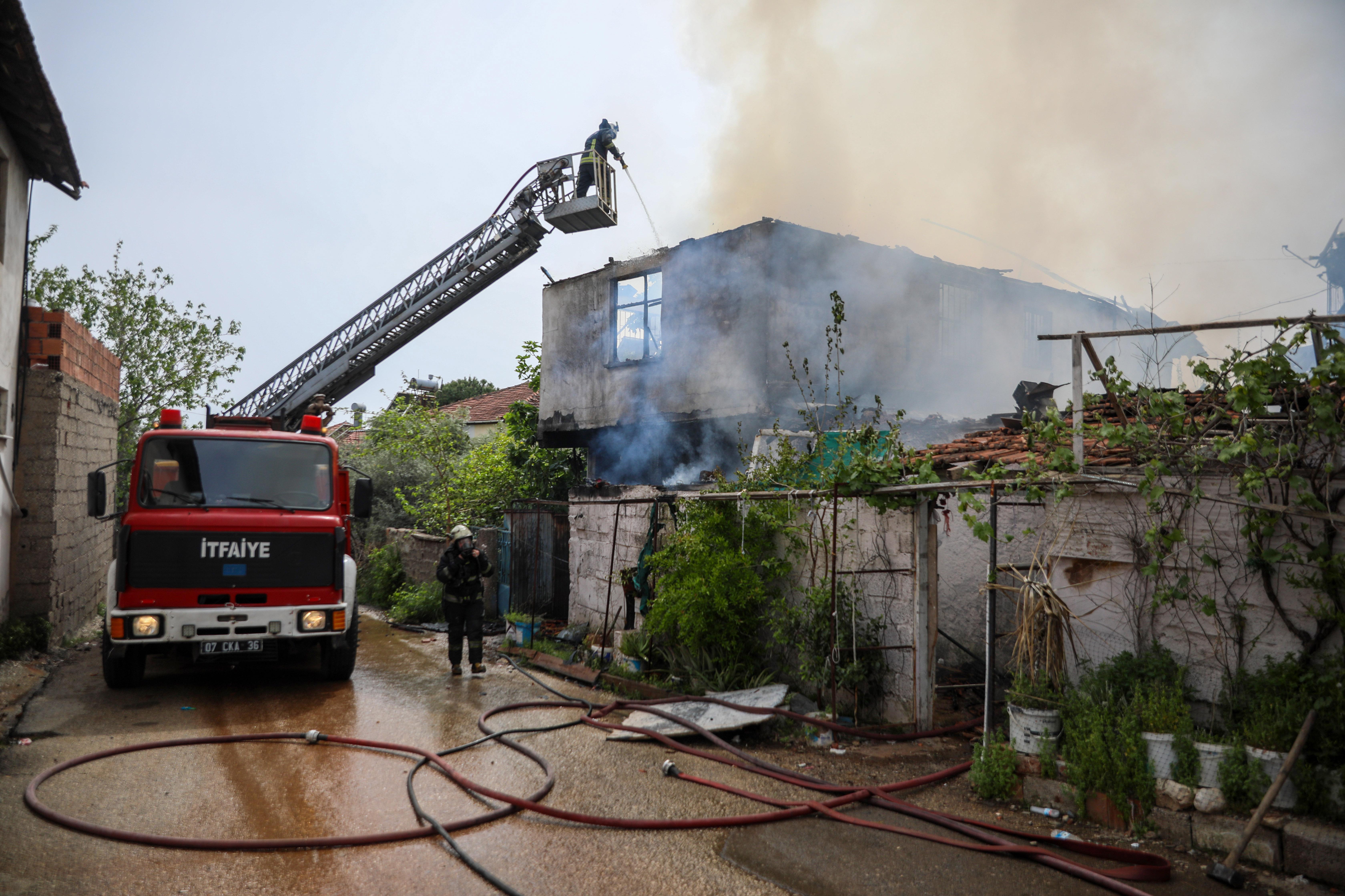 Yangın çıkan evdeki 2 kız kardeş, komşuları tarafından kurtarıldı Yangın çıkan evdeki 2 kız kardeş, komşuları tarafından kurtarıldı