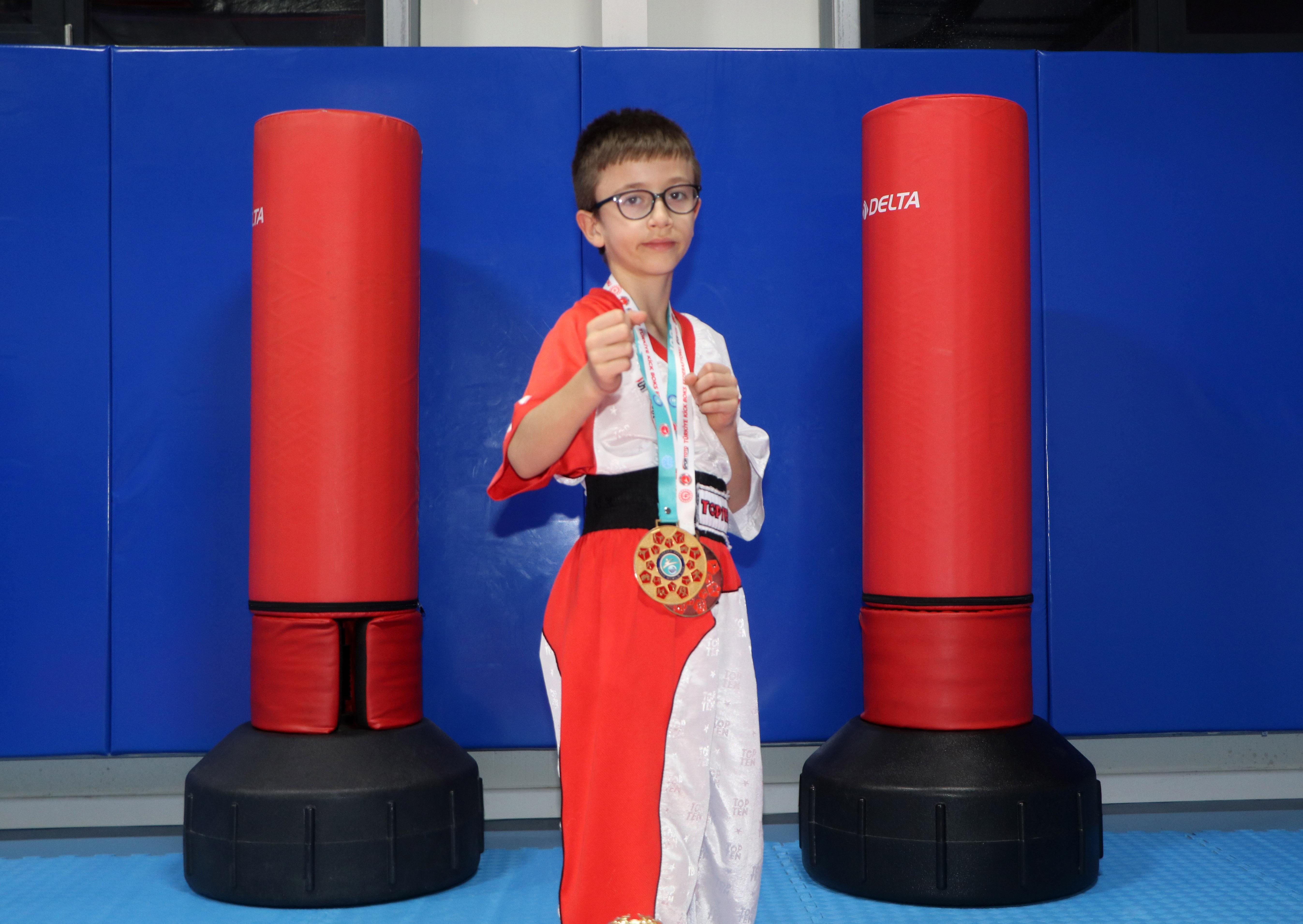 9 yaşındaki Yiğit Efe’nin hedefi, kick boksta Avrupa ve dünya şampiyonluğu