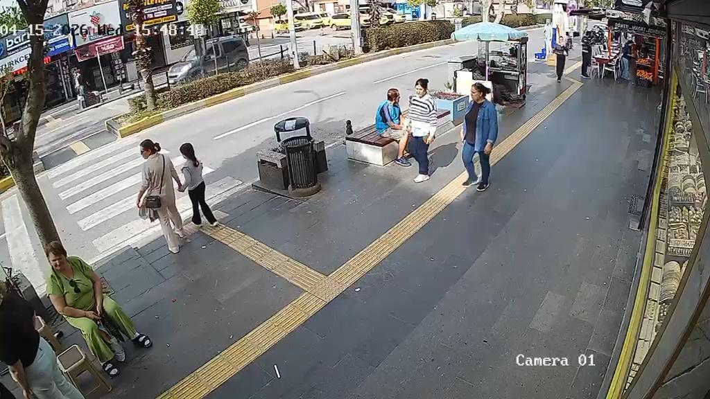 Motosiklet yaya geçidinde anne ve kızına çarptı Motosiklet yaya geçidinde anne ve kızına çarptı