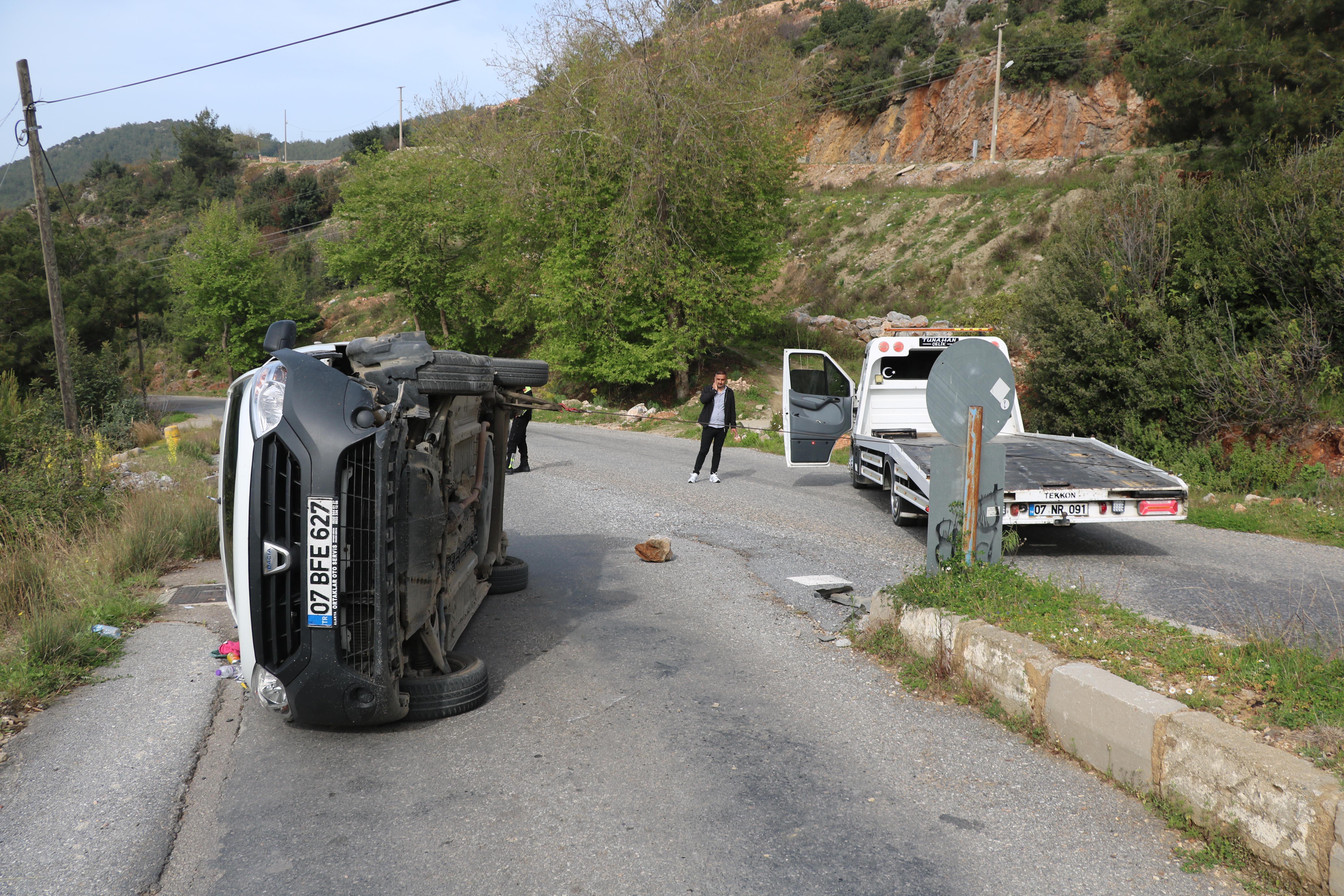 Devrilen aracın sürücüsü yaralandı