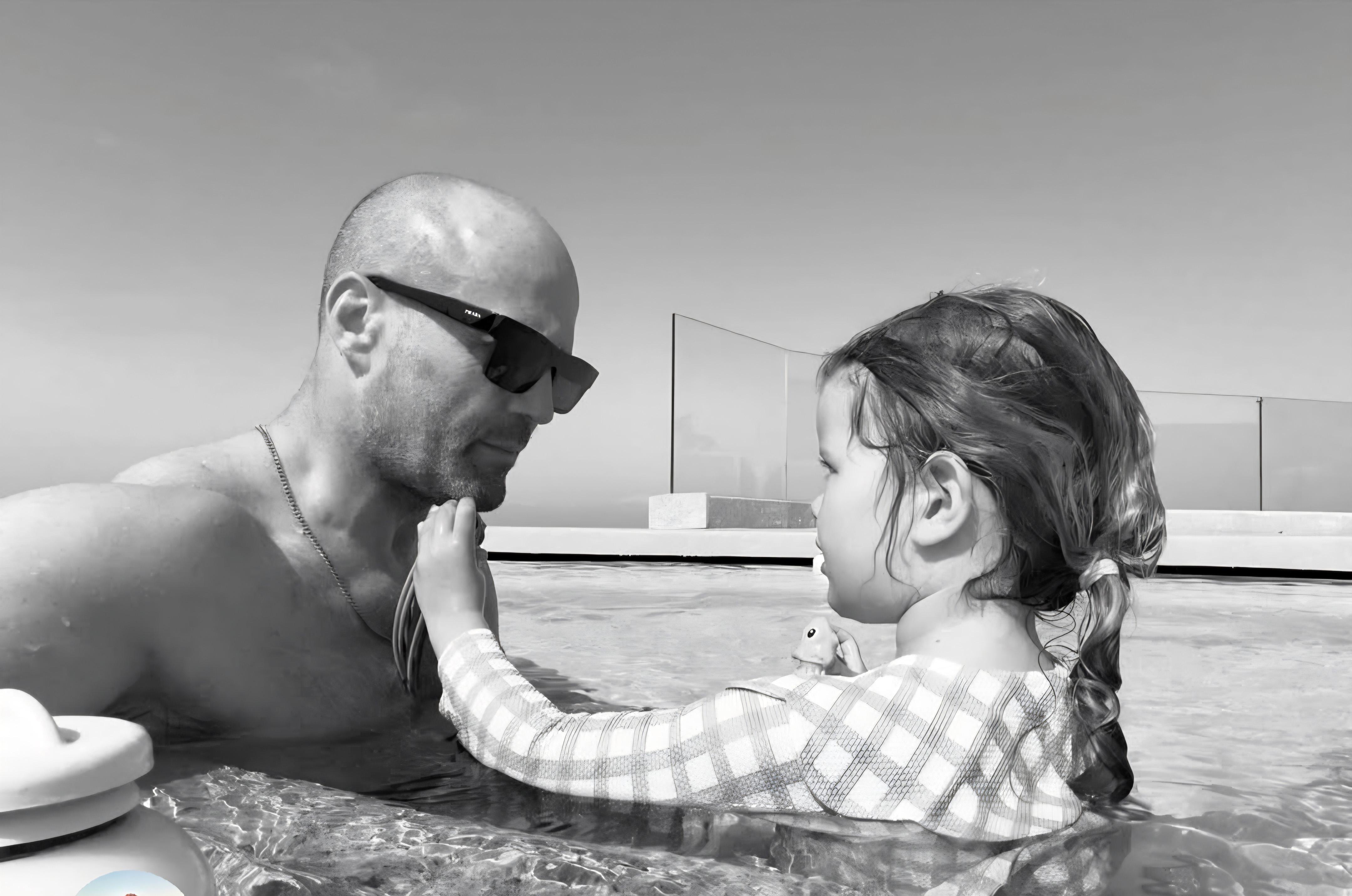 İngiliz oyuncu Jason Statham’dan sonsuzluk havuzunda poz