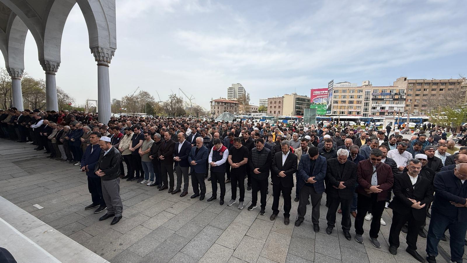 Ankara’da Kahramanmaraş’taki okul saldırısında hayatını kaybedenler için gıyabi cenaze namazı kılındı