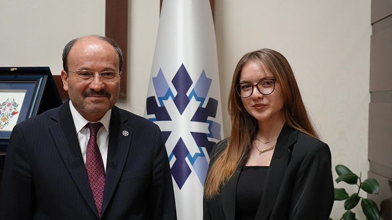 4’üncü sınıf öğrencisi Gizem, rektörün 11 saatini gözlemledi