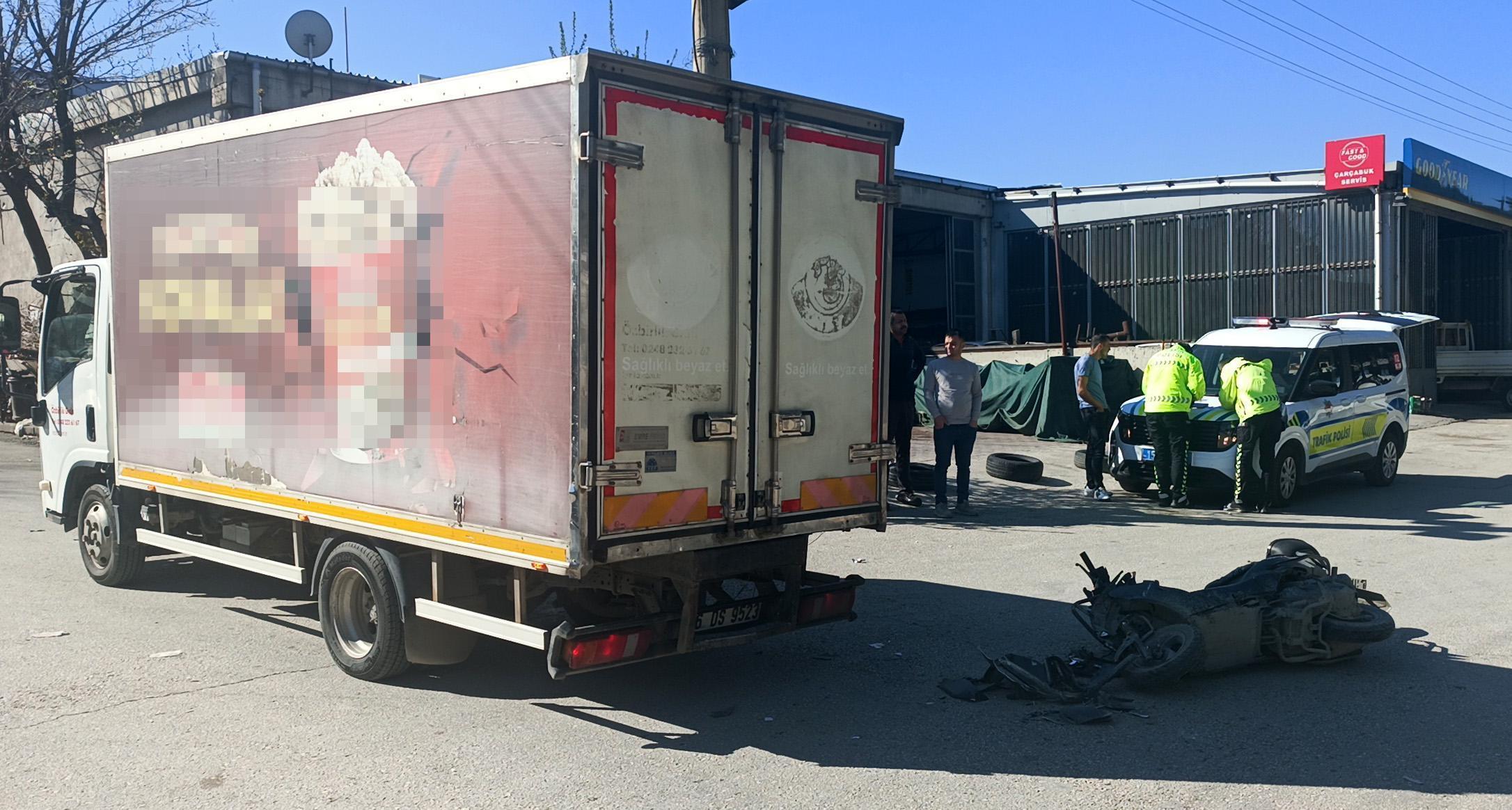 Kamyonetle çarpışan motosiklet sürücüsü yaralandı