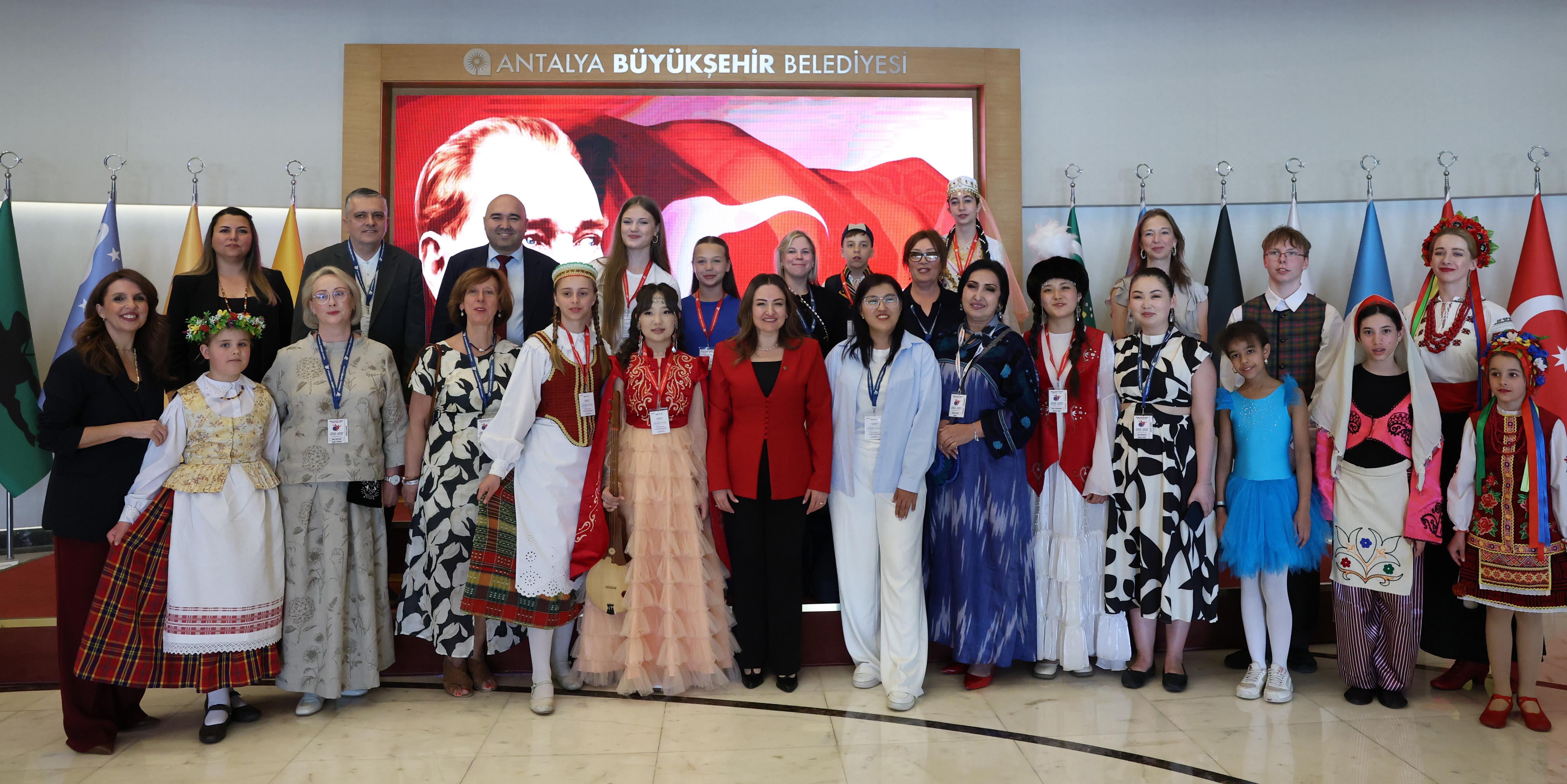 Başkan Vekili Özdemir, dünya çocuklarını ağırladı