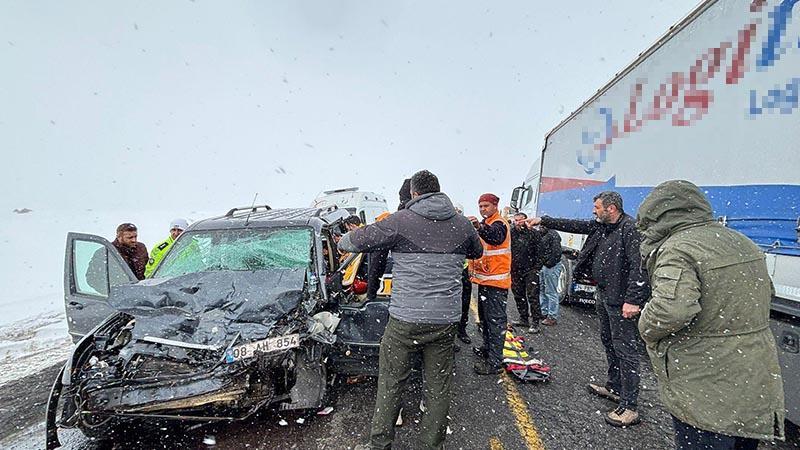 Sisli yolda hatalı sollama kazası araç kamerasında