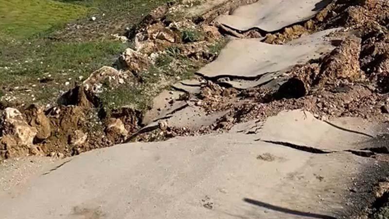 Bursa’da heyelan: Kırsal mahalleleri bağlayan yol ulaşıma kapandı