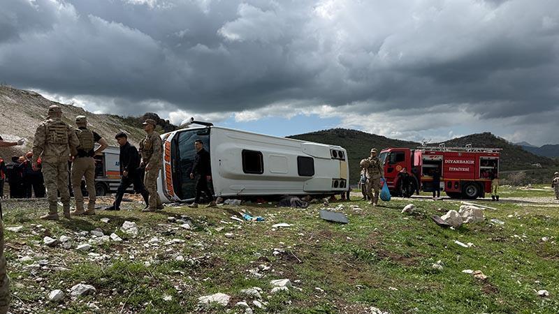 Diyarbakır’da midibüs devrildi: 1 ölü, 12 yaralı