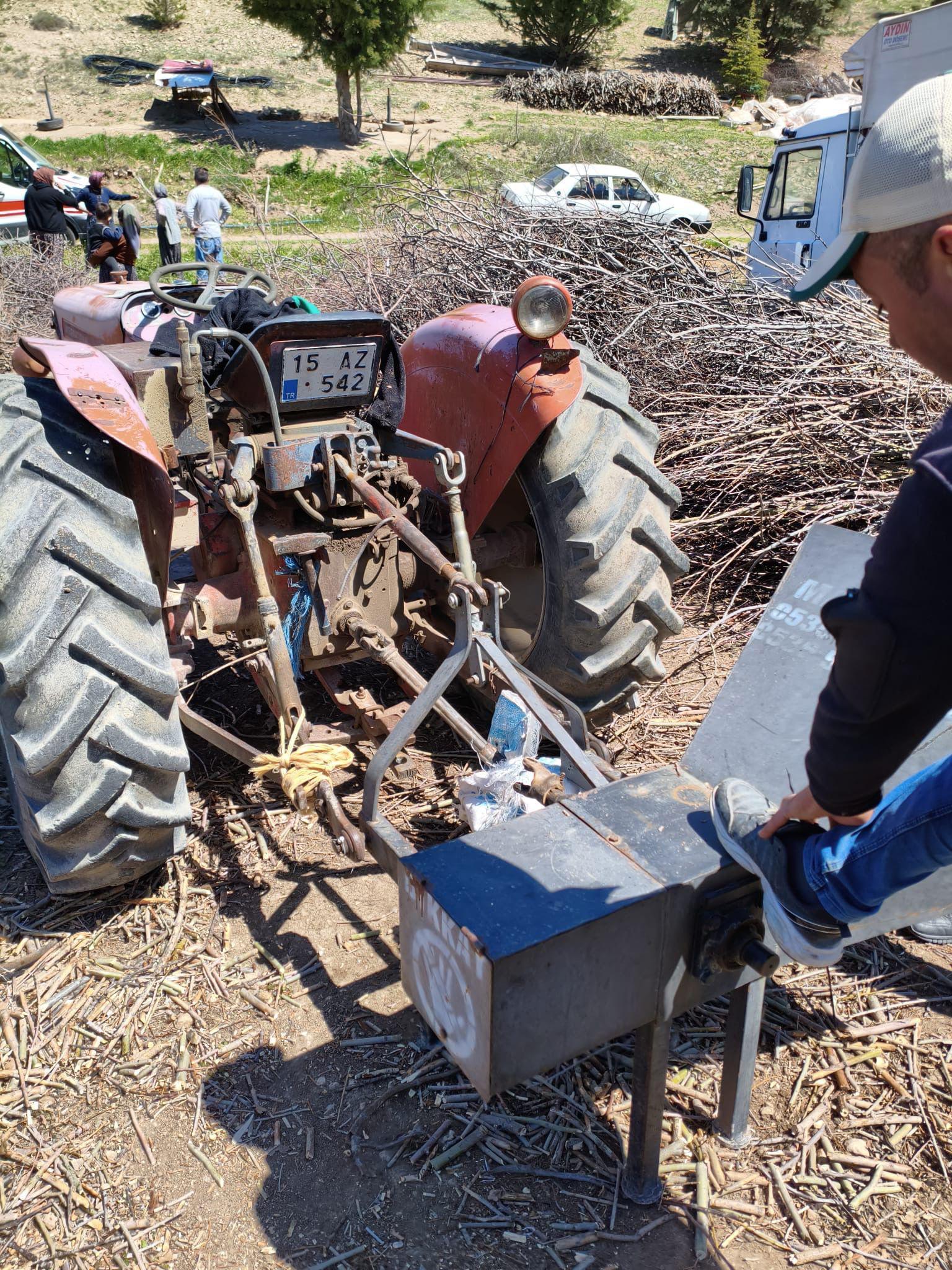 Traktör şaftına kıyafetini kaptırıp yaralandı