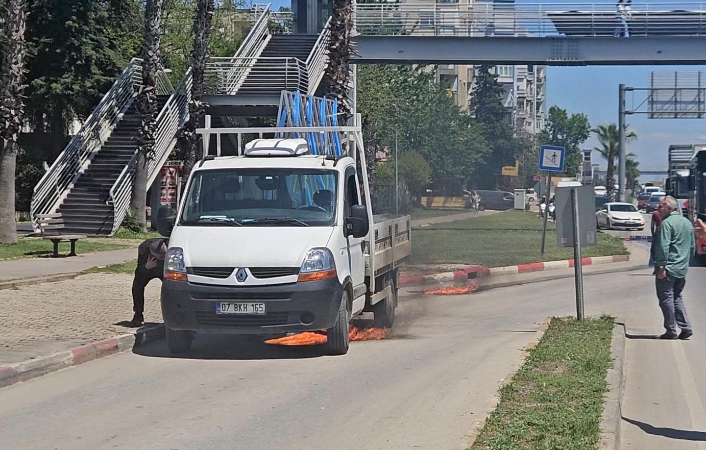 Kamyonette çıkan yangını, yoldan geçen araç sürücüleri söndürdü