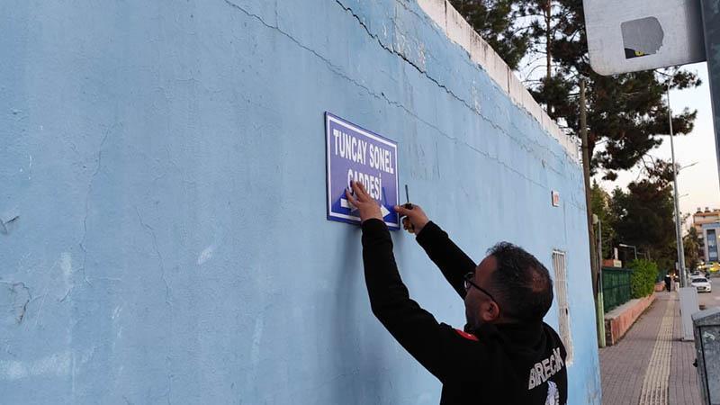 Tuncay Sonel’in adının verildiği cadde tabelası söküldü