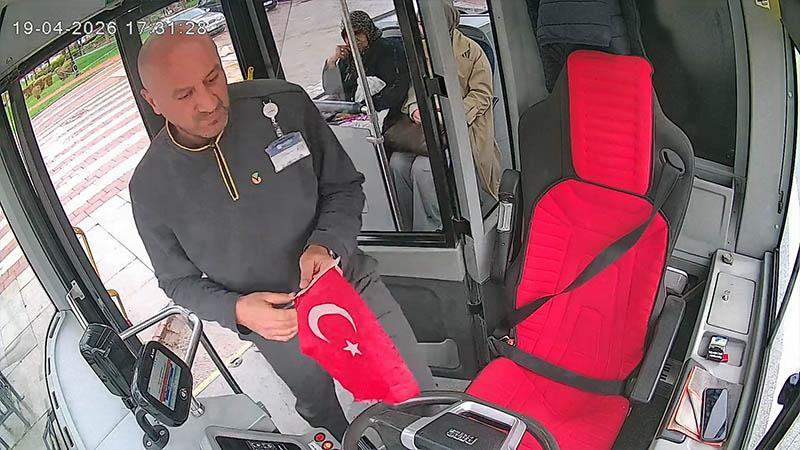 Yere düşen Türk Bayrağı için otobüsü durdurdu