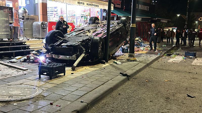 Otomobil iş yerlerine çarpıp, devrildi