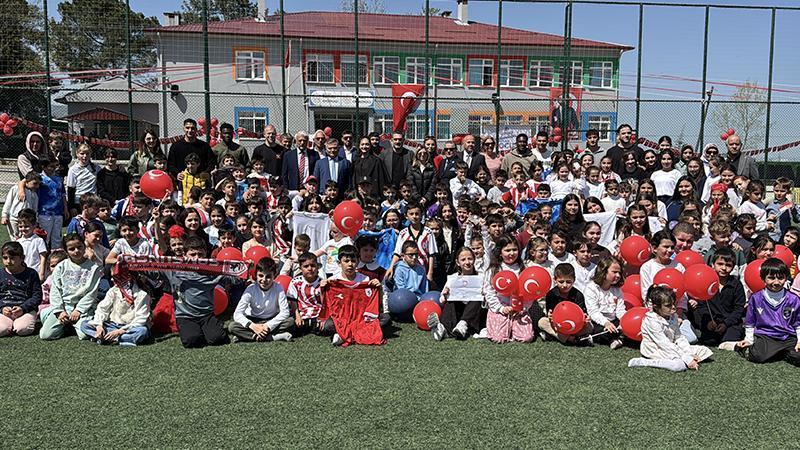 Samsunsporlu futbolcular, 23 Nisan Ulusal Egemenlik ve Çocuk Bayramı için çocuklarla buluştu