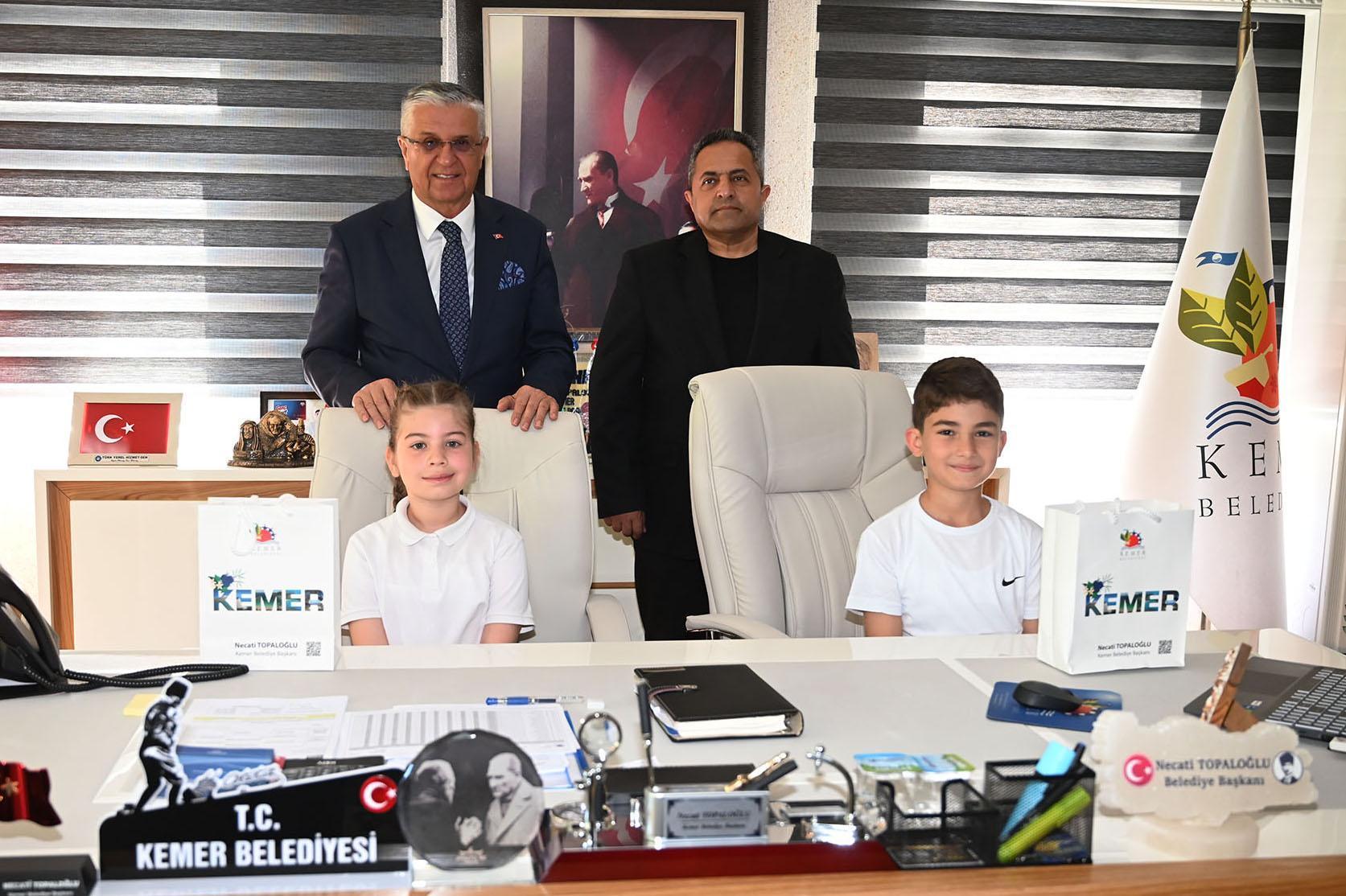 Öğrenciler başkanlık koltuğuna oturdu