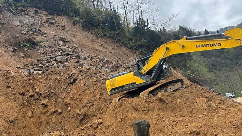 Rize’de heyelan; iş makinesi operatörü saniyelerle kurtuldu
