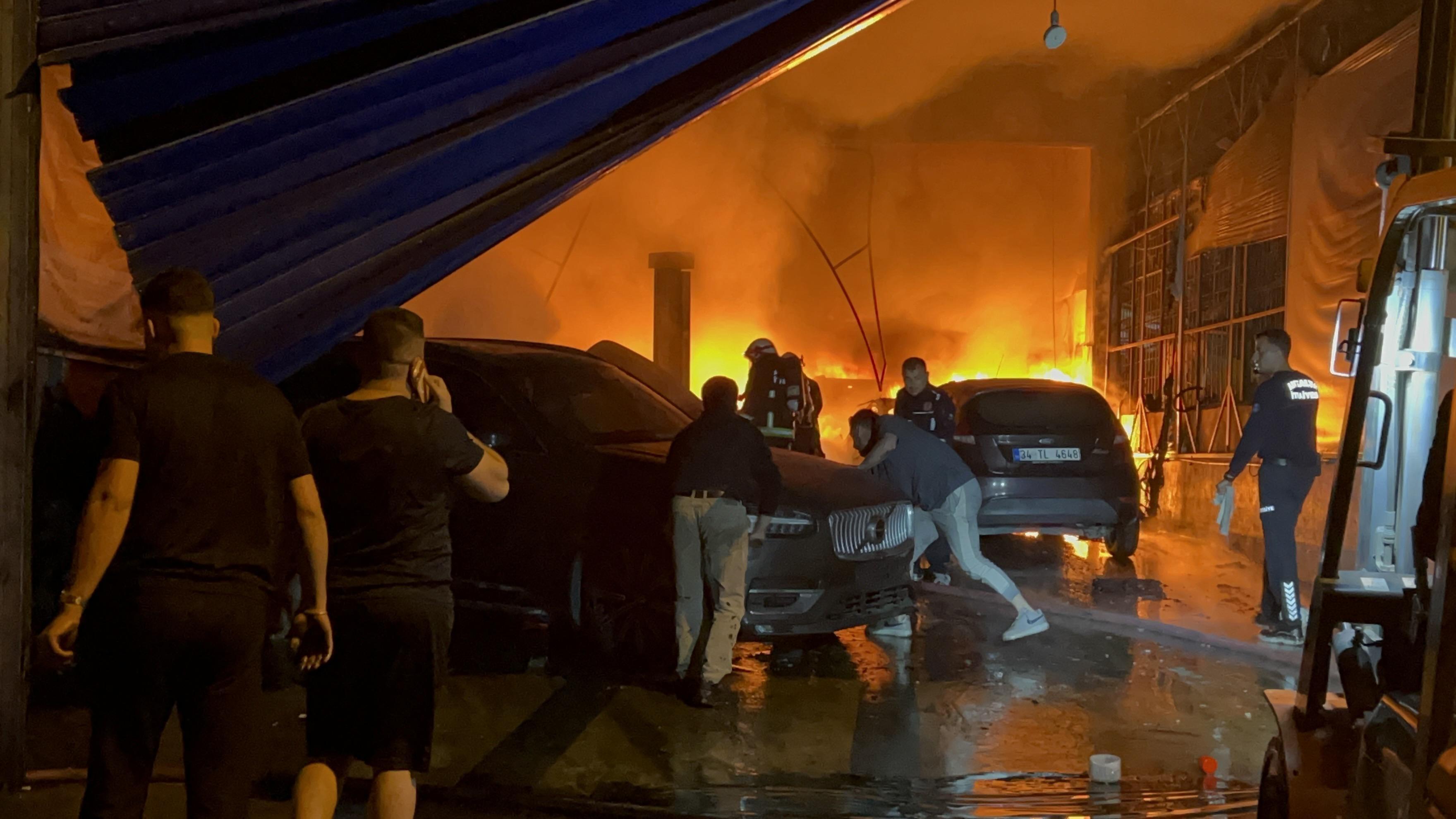 Tamirhanede yangın;  5 araç yandı