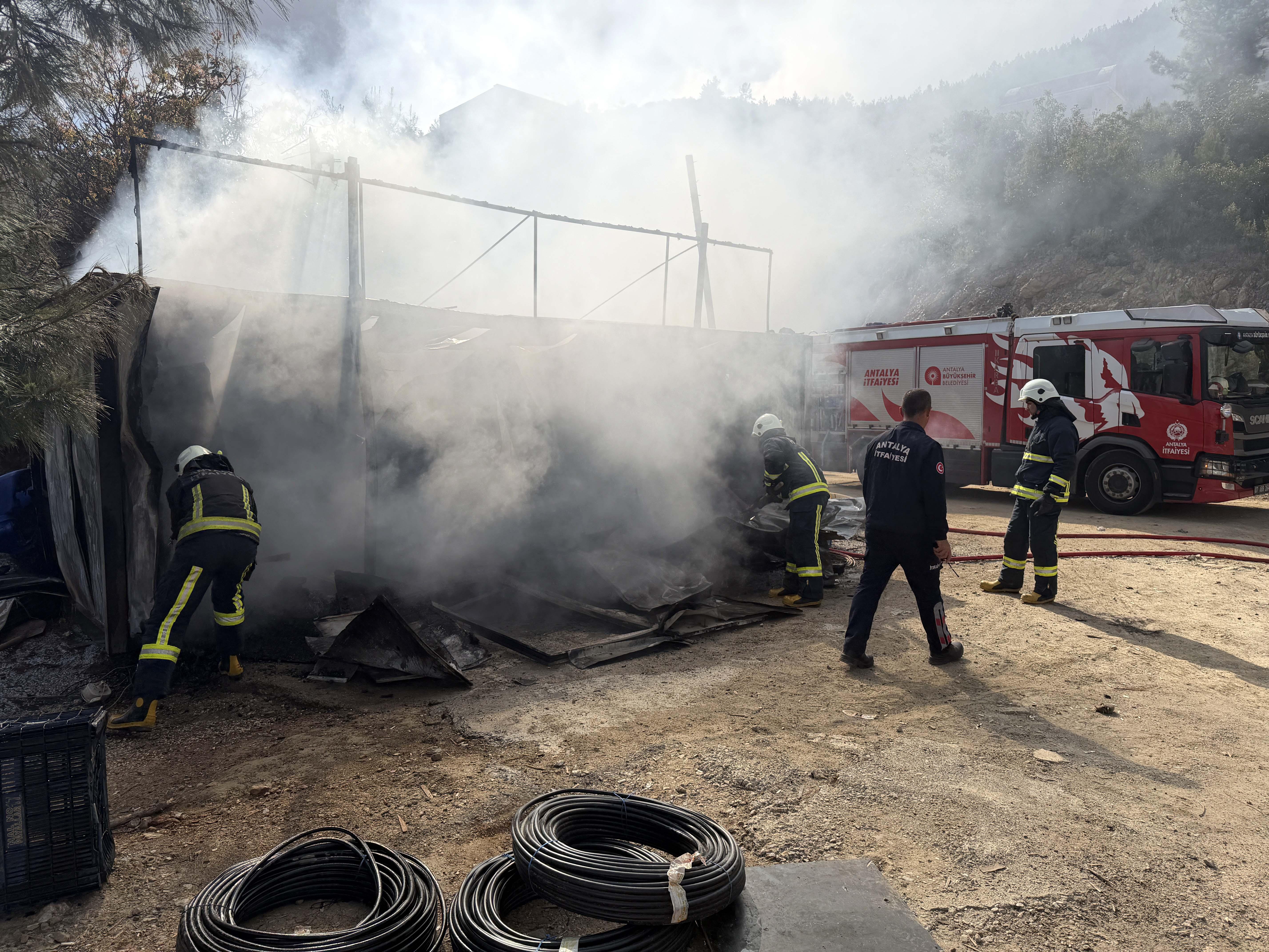 Alanya’da işçilerin kaldığı konteyner yandı