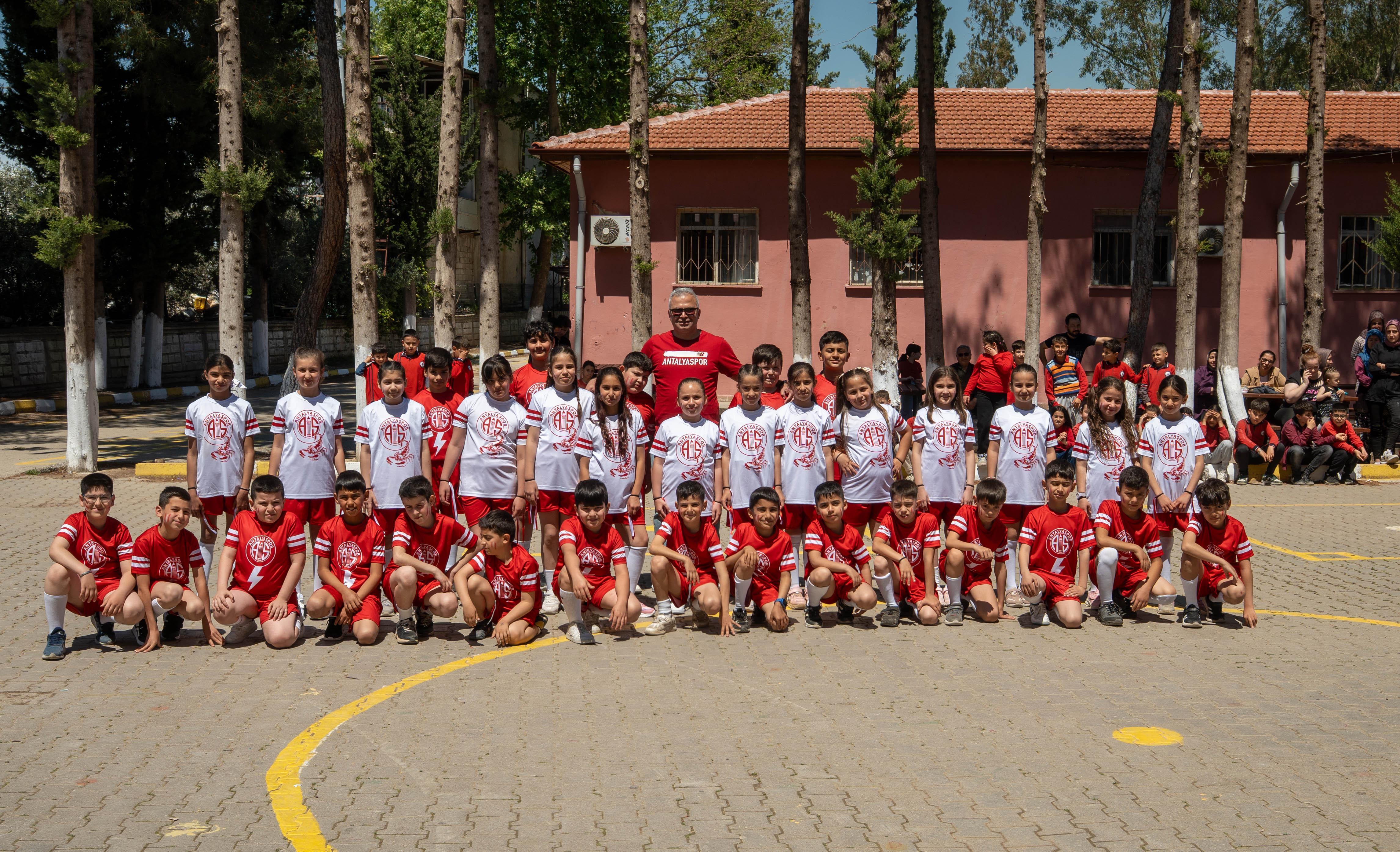 Antalyaspor temalı 23 Nisan gösterisi