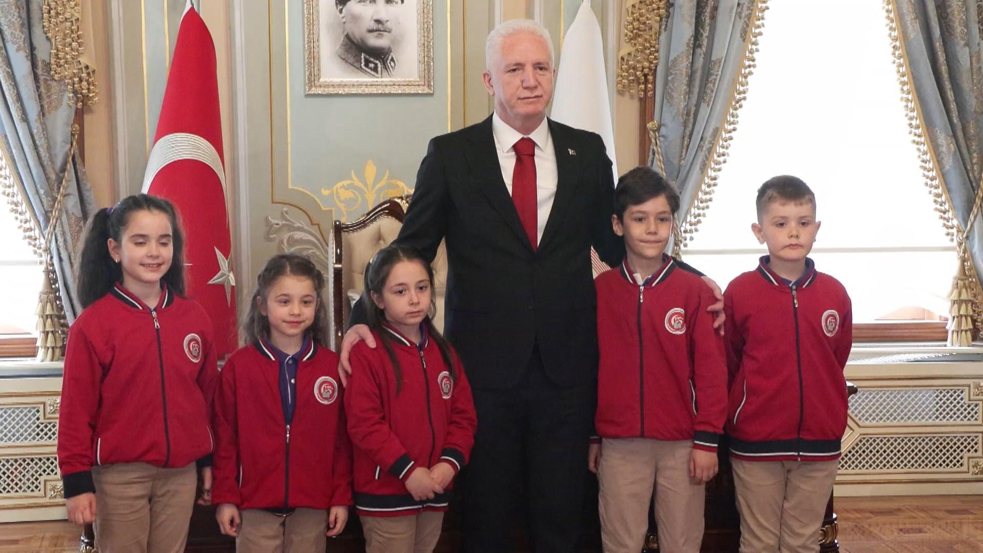 İstanbul Valisi Gül, 23 Nisan’da koltuğunu 2’nci sınıf öğrencisi Asmin Ayşe Aslan’a devretti