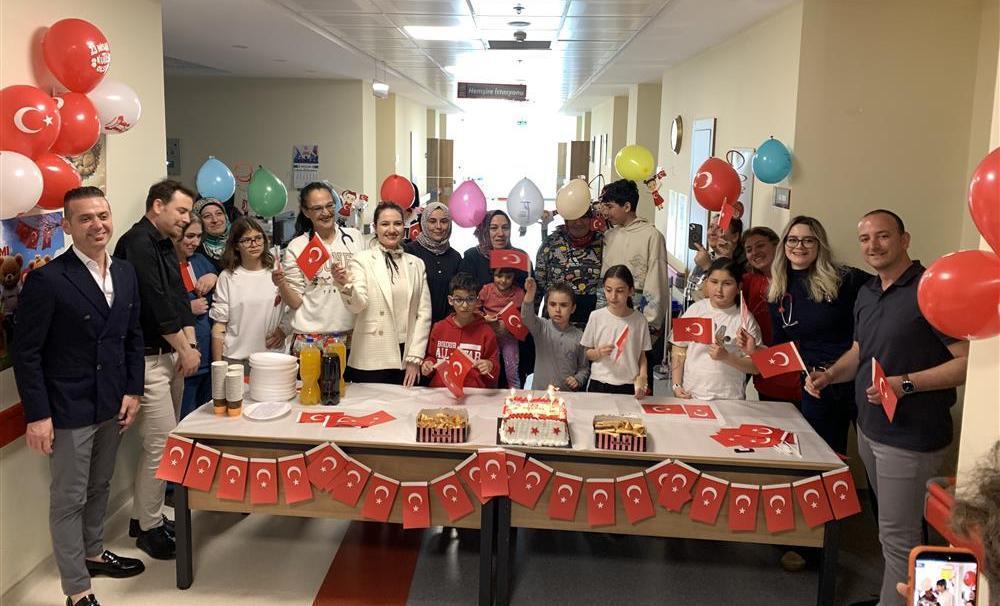 Hasta çocuklara 23 Nisan kutlaması