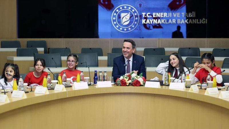 Bakan Bayraktar, çocuklarla bir araya geldi