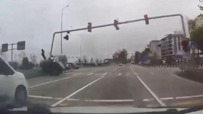 Kamyonetin sinyalizasyon direğine çarptığı kaza araç kamerasında; 4 yaralı