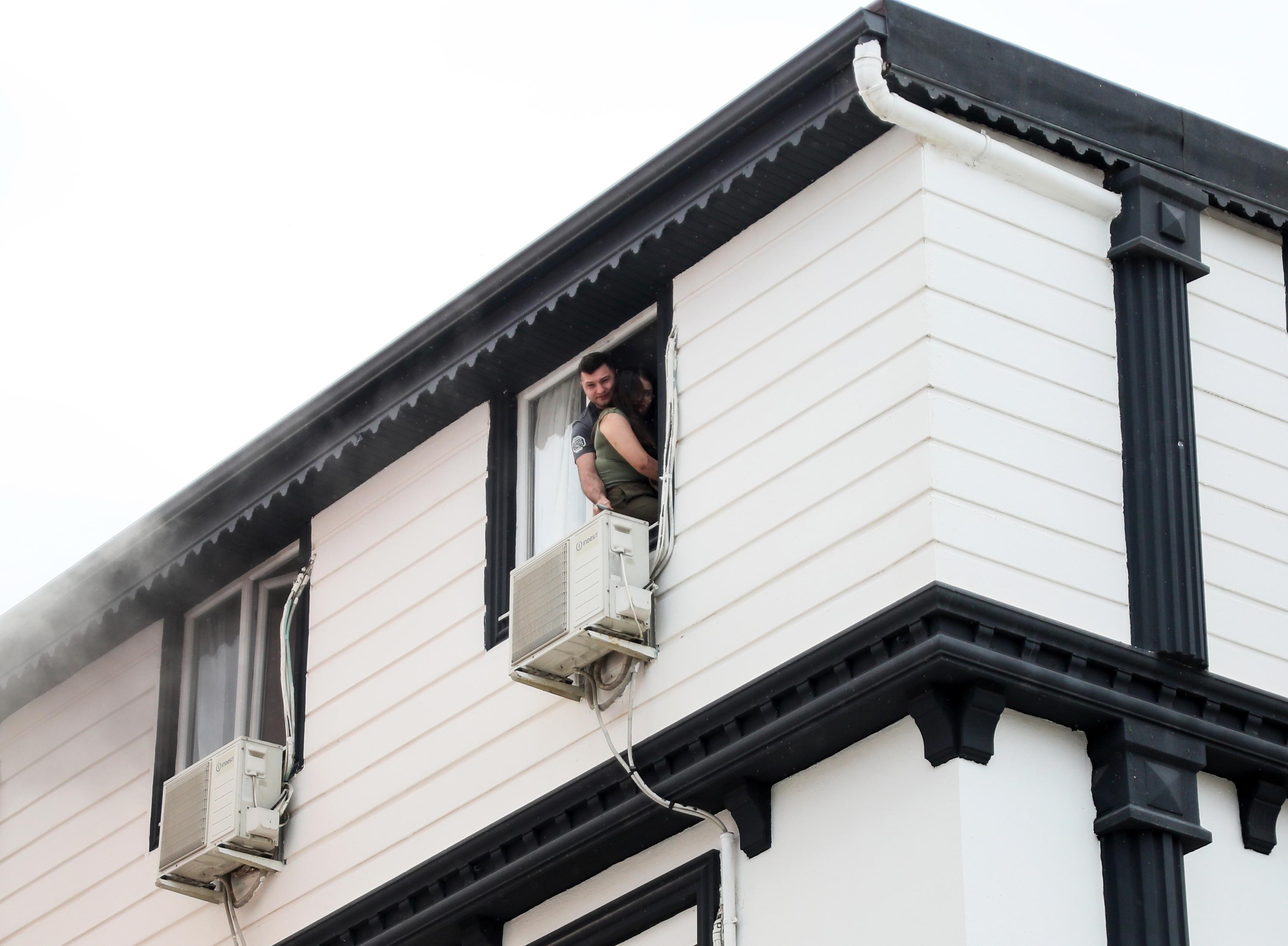Yangında dumandan etkilenip, apartta mahsur kalanları itfaiye kurtardı