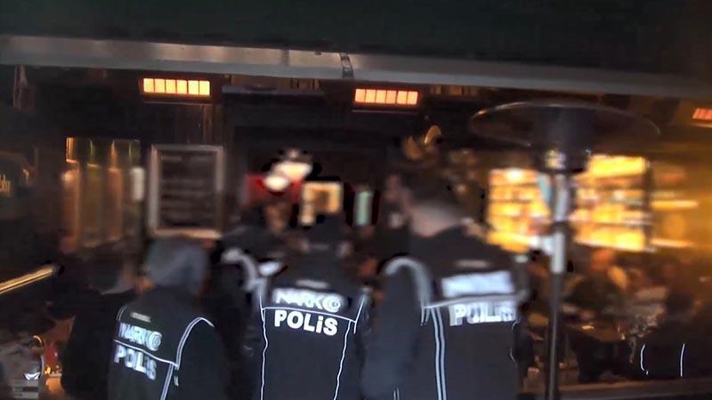 Kadıköy’de eğlence mekanları ve çevresinde uyuşturucu satanlara operasyon