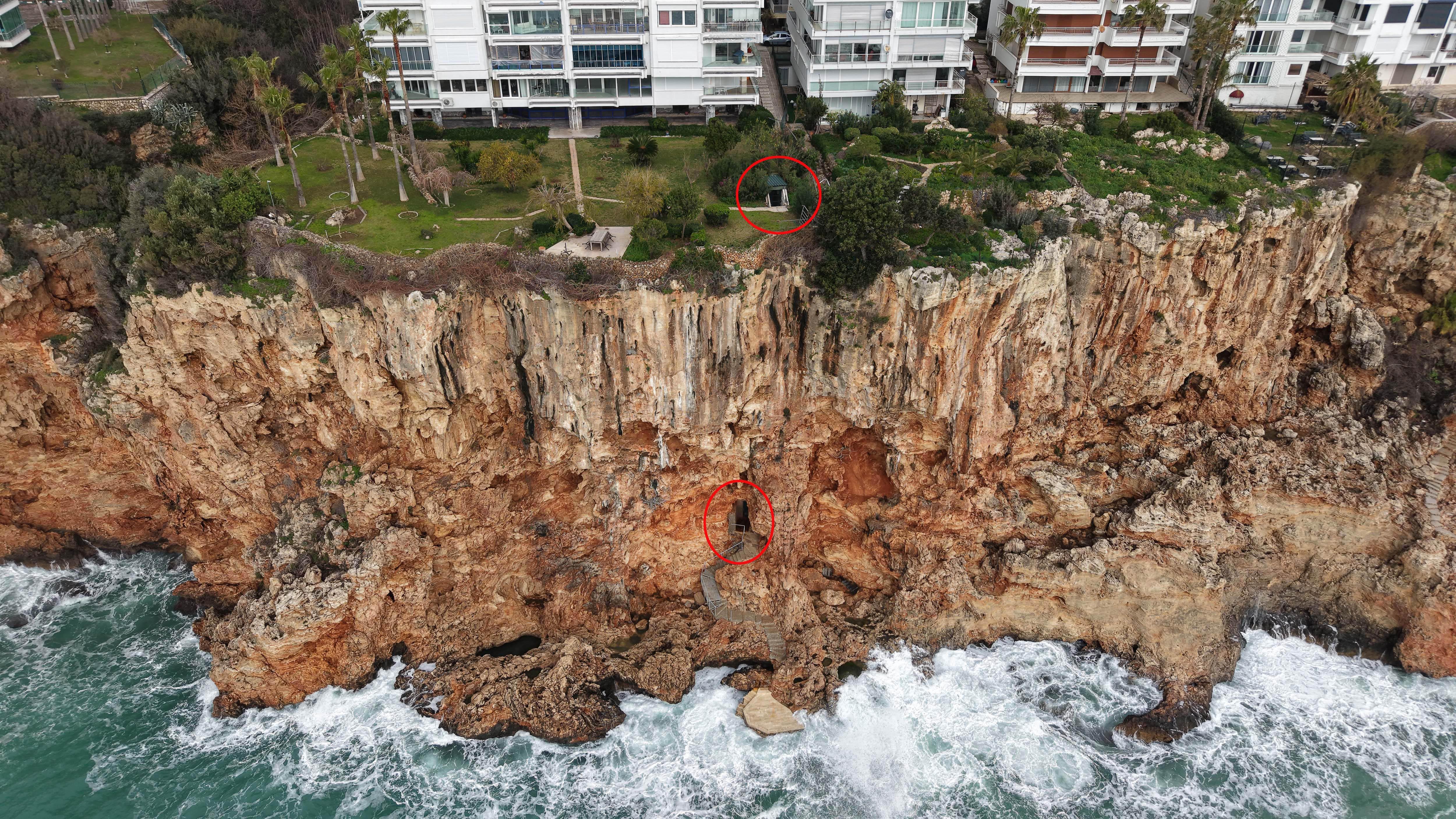 Falezlerdeki kaçak asansör ve baraka için yıkım kararı