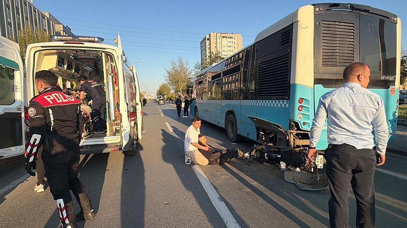 Motosiklet, duraktaki otobüse çarptı; 2 yaralı
