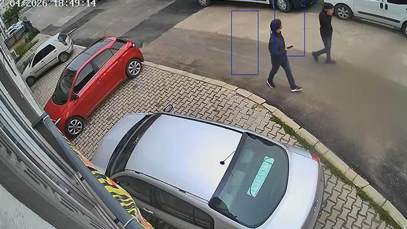 Kontak anahtarı üzerinde bırakılan kargo aracını çalan 2 şüpheli takiple yakalandı