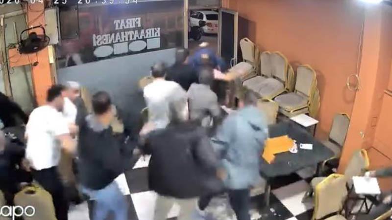 Sultangazi’de araçtan çıkan yüksek ses müzik kahvehanenin camını titretti; müşteriler deprem sanıp kaçtı