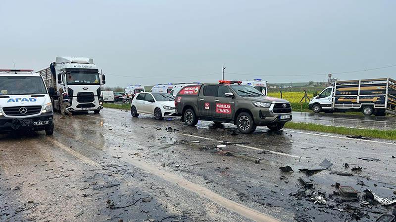 Siirt’te koyun yüklü kamyonet ile otomobil çarpıştı: 2 ölü, 3 yaralı