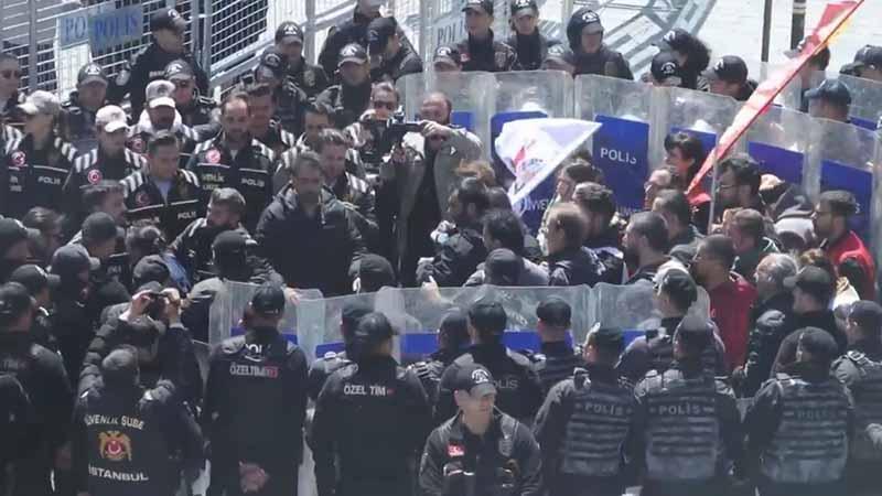 Taksim’de izinsiz gösteriye polis müdahale etti: 46 gözaltı
